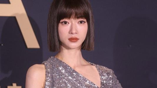 礼服 吴谨言短发造型变化真大，一袭银色礼服好有科技感，美得不真实