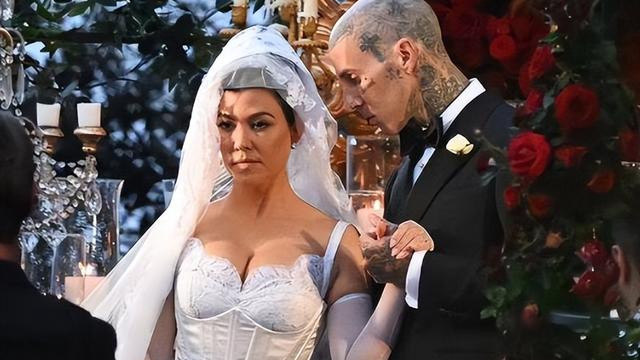 卡戴珊|卡戴珊大姐晒近照！与新婚丈夫吃烛光晚餐太浪漫，43岁仍有少女心