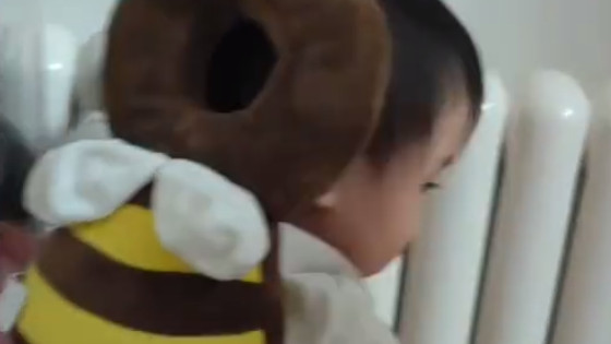 张梓琳|张梓琳养娃节俭，晒胖妹陪妹妹一起爬地上玩，Jocelyn长睫毛抢镜