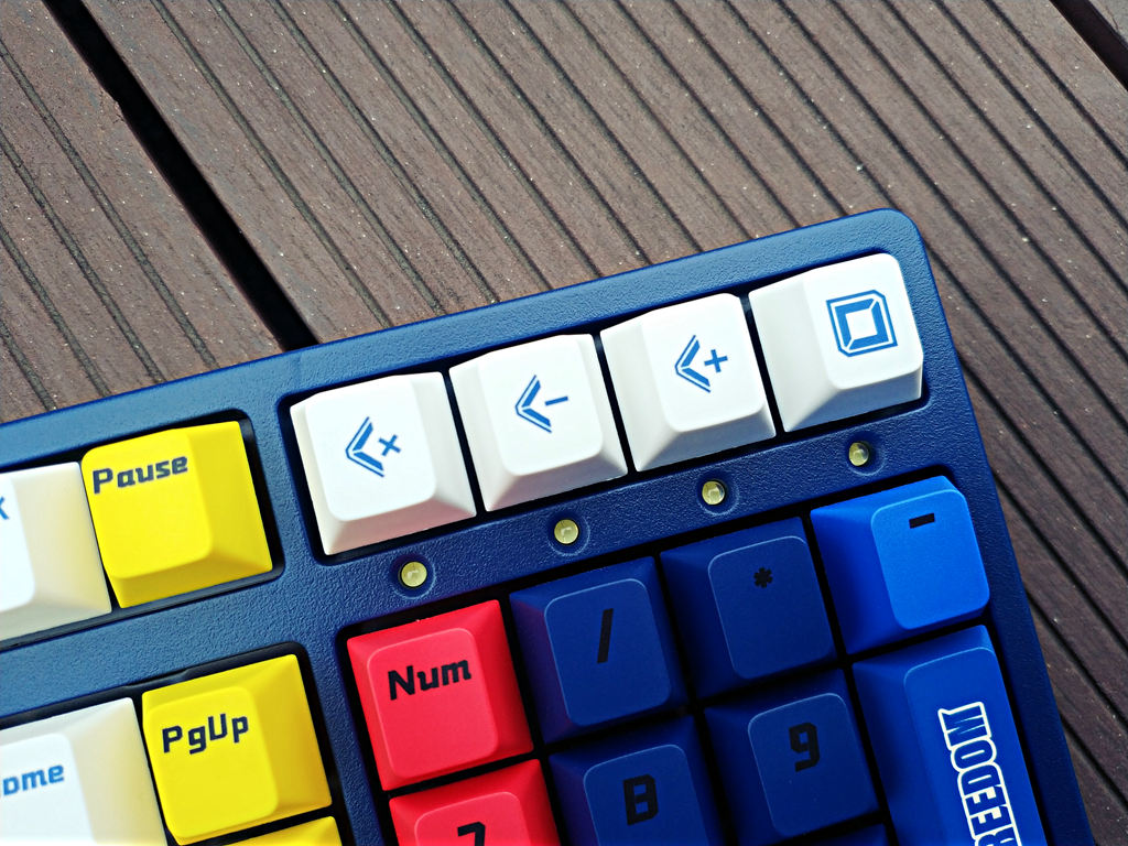 黑鲨5|帅气，好用：ikbc高达自由无线2.4Gcherry红轴