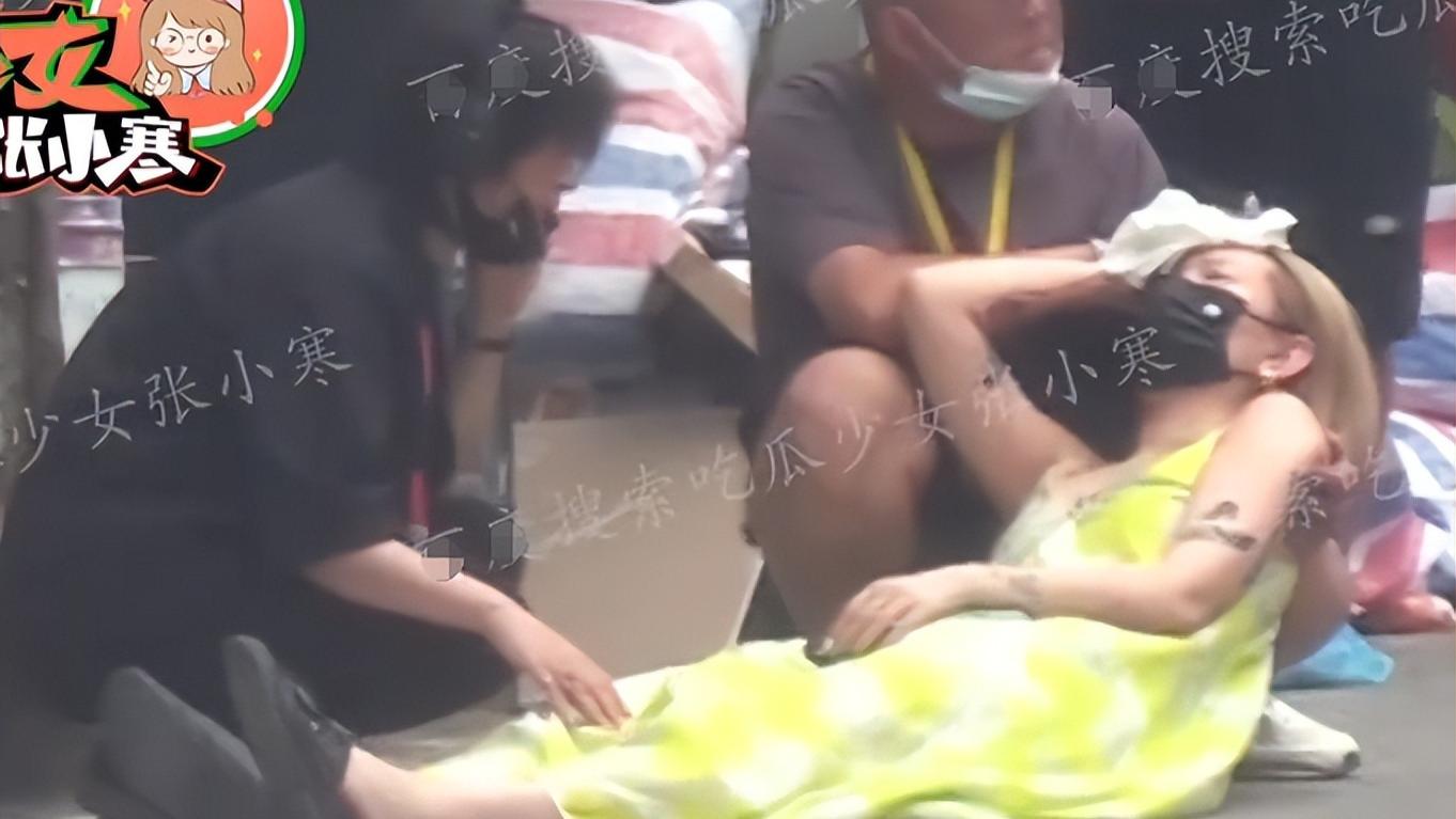 赵丽颖|赵丽颖拍广告的影棚突传意外，一女子被砸伤躺地上，手扶额头送医
