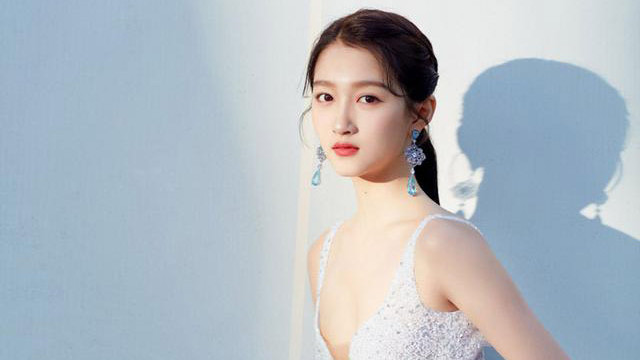 梁小冰|关晓彤穿低领纱裙拍大片，侧身摆拍惹争议，被质疑博眼球