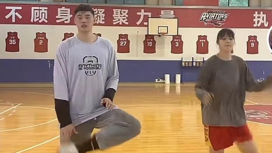 李月汝|篮坛最佳CP！跳跃燃脂健身操，相互鼓励苦练基本功，极具夫妻相