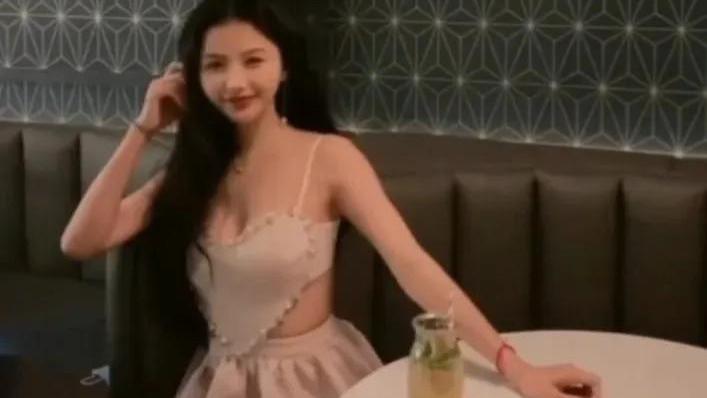 李沁|我们恋爱吧3：谢清瀚飞国外过节，疑似女友另有其人，网友喊话高文君独自美丽