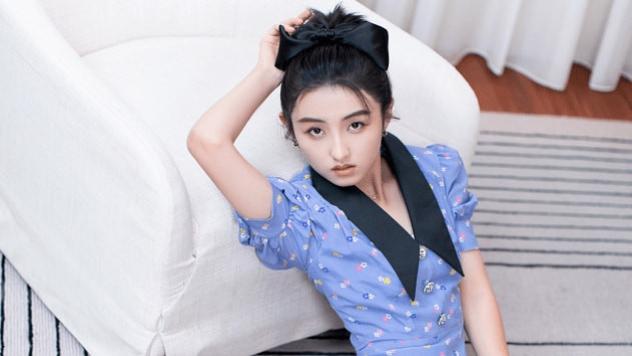 花样滑冰|张子枫坐在地上拍大片，在地上放橘子惹争议，评论区污言秽语