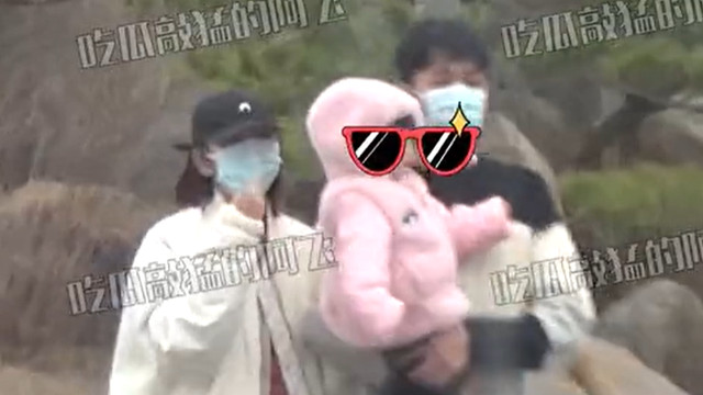 张若昀|张若昀携妻女出游好甜蜜！抱娃姿势熟练，女儿穿一身粉色太可爱