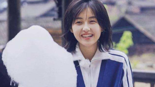 张子枫|张子枫风波后首现身，眼神“无助”获暖心揽肩，不用手机壳疑回应