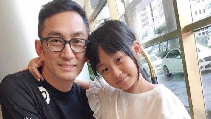 吴启华|吴启华13岁女儿近照颜值高，被外婆抚养长大，拒跟老爸到深圳定居