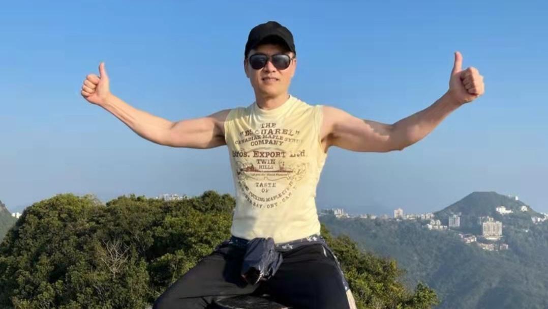 吕良伟|不老男神！知名港星无惧寒冷天穿背心爬山，大晒壮硕麒麟臂引热议