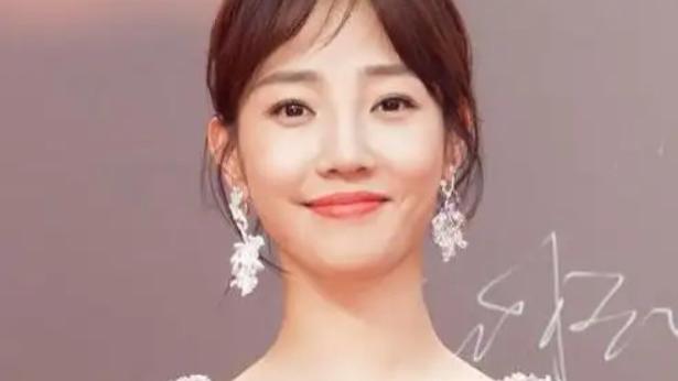 白百何|白百合带大儿子逛街被拍，小腹隆起疑怀三胎，新老公是知名导演