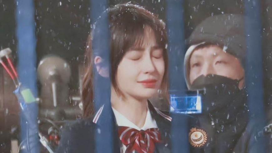 Angelababy|别把冻龄当少女感，33岁杨颖穿校服演戏，是真不合适