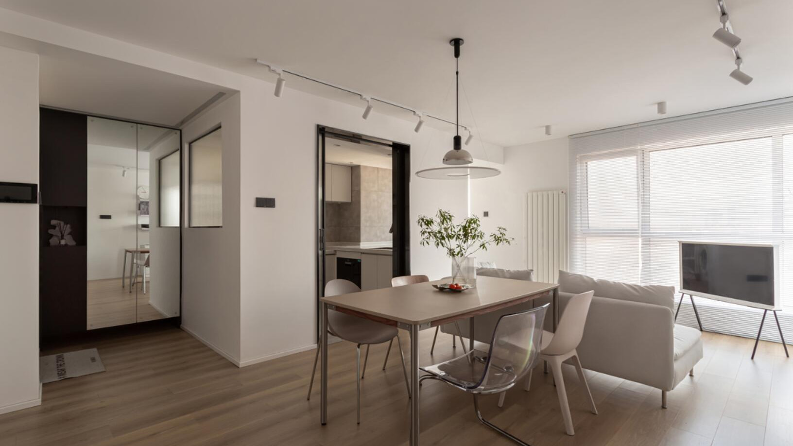 难怪很多人喜欢给墙面“留白”，他98㎡新家，不杂不乱，舒适极了