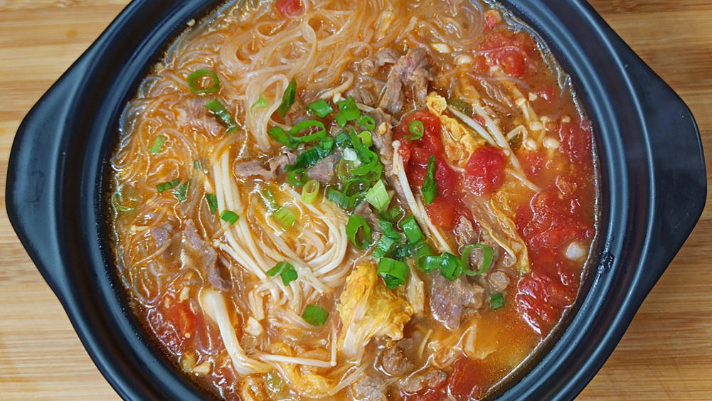 天气慢慢变冷，来一锅热乎乎的番茄肉片粉丝煲 ，吃完浑身暖和