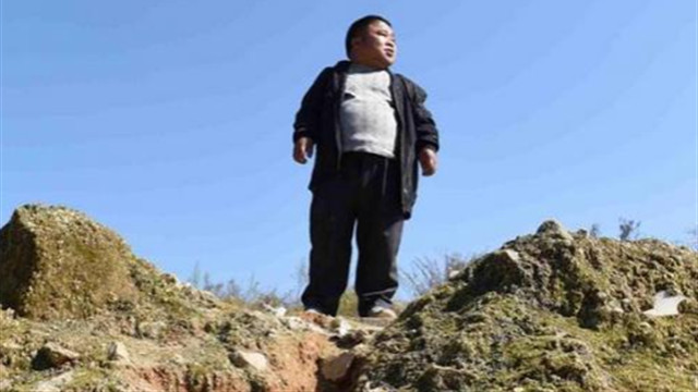 求职|他身高1米2，婚后帮两个弟弟娶媳妇，如今一家10口住进别墅不分家
