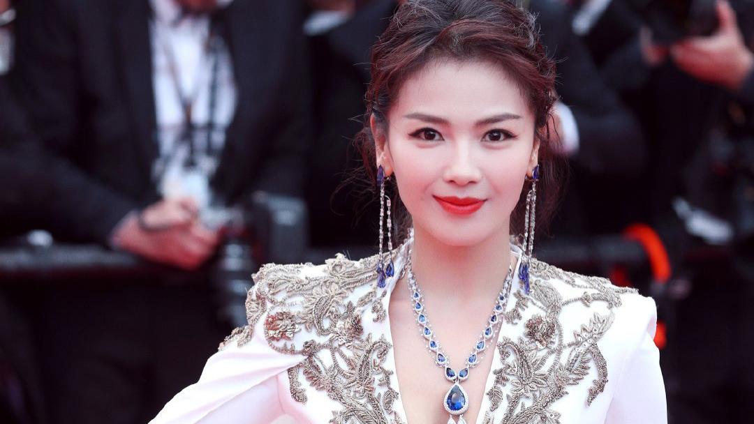 蓝宝石|刘涛白色礼服配蓝宝石，给人一种优雅气质！那对于蓝宝石的鉴别你了解吗