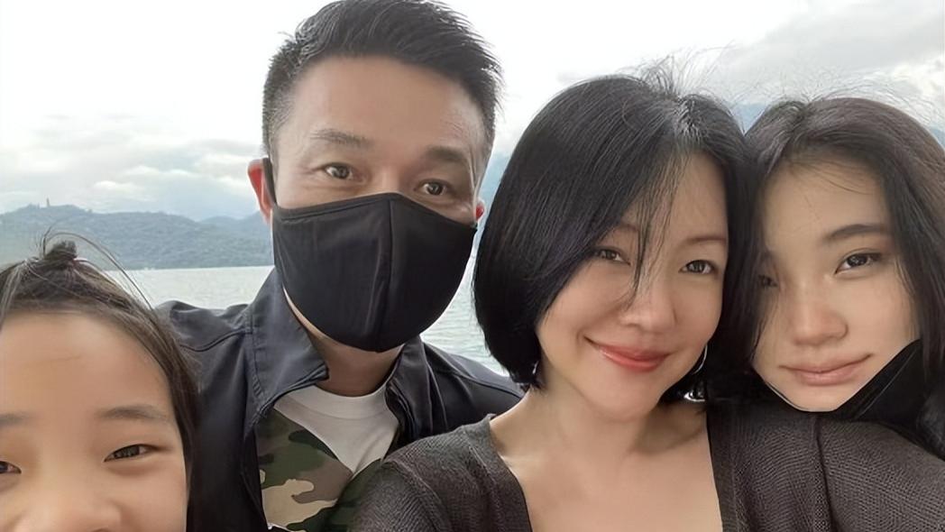 小S|44岁小S罕晒全家福！自曝3天穿同一套衣服，曾连续17天不洗头