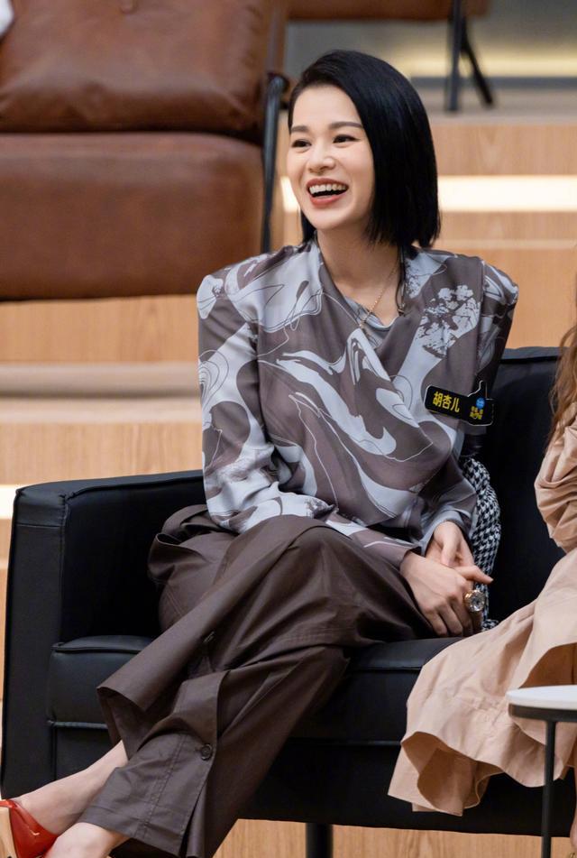 胡杏儿|胡杏儿晒与老公合影，眼角细纹明显额头已有白发，网友赞素颜很美