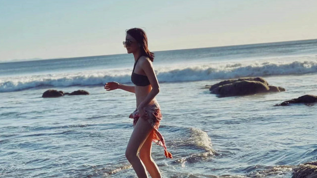 许婧|“陈赫前妻”许婧，穿比基尼炫腹肌大长腿，没有婚姻的世界很潇洒