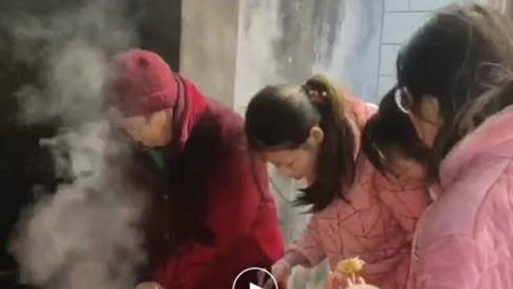 柠檬|奶奶炸丸子仨孙女围着锅台吃，炸的没有吃的快，忙活了个“寂寞”