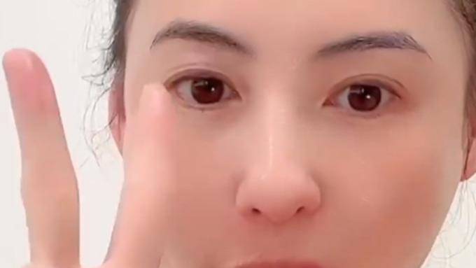 张柏芝|41岁张柏芝太拼了！为卖货将肩膀皮肤晒得又红又肿，直呼真的很痛