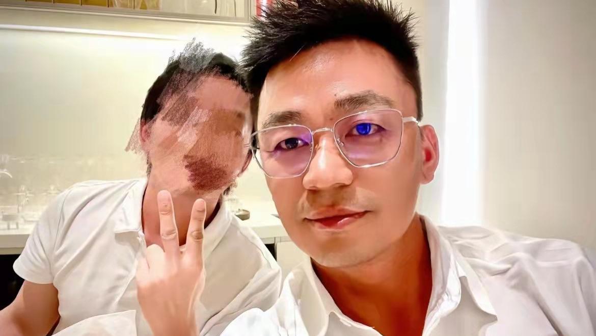 王宝强|40岁王宝强最新近照曝光！戴金属眼镜温文尔雅，被网友称像汪小菲