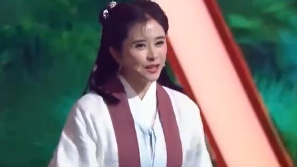 何美钿|何美钿，21岁到46岁的变化，32岁颜值巅峰败给了46岁风韵犹存