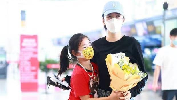 黄奕|黄奕机场与女儿相拥告别，9岁铛铛帮拎行李箱，满脸通红眼眶含泪