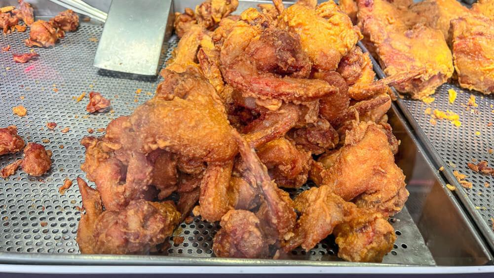 炸鸡|西八码头炸鸡基隆人都吃这家！新鲜现炸就是美味，酥脆又带肉汁，难怪人潮这么多！