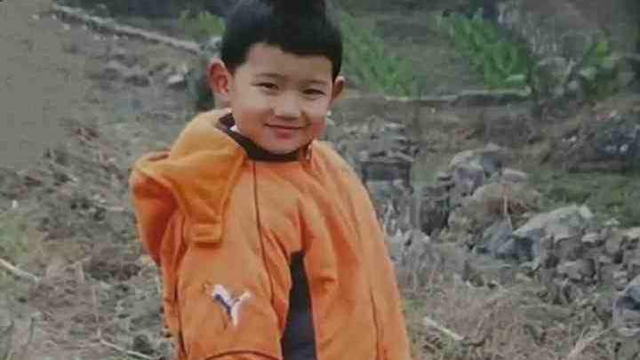 王源|王源大量童年照显露肥仔事实，从小就多才多艺参加汇演，超级可爱