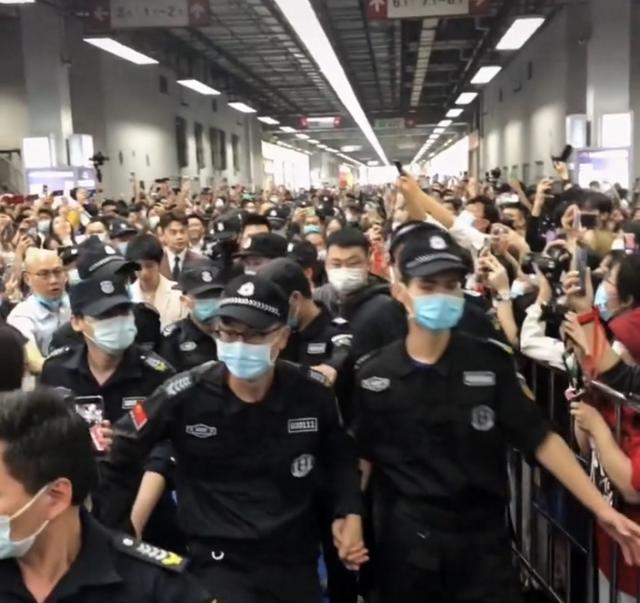 华晨宇|华晨宇高调现身，保镖围得水泄不通，专人牵着走路，甚是威风