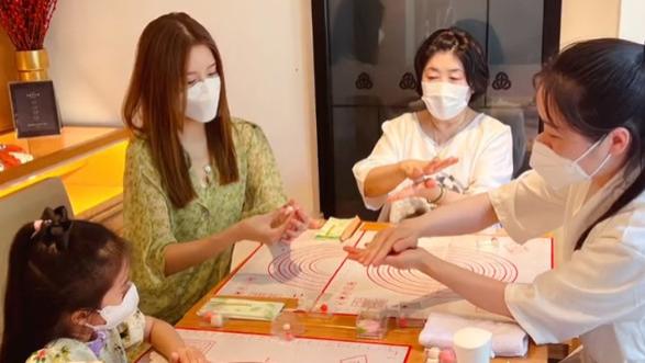 张子萱|张子萱陪婆婆一起做甜点，关系好融洽，安安躺奶奶身上撒娇超可爱