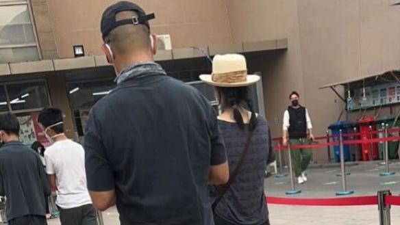周韵 44岁周韵也太爱美了，做核酸穿T恤扎双马尾变小姑娘，现场无人识