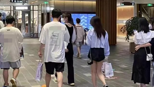 王思聪|王思聪与慎婕牵手逛街亲密十足，女方疑似承认恋情