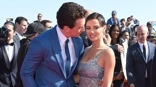 电影|迈尔斯泰勒与妻子凯莉斯佩里在《壮志凌云：独行侠》首映式走红毯