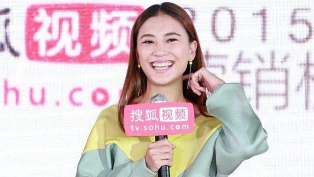 穿衣搭配|应采儿长相好年轻，穿搭风格也很可爱，穿短裙的样子也很美