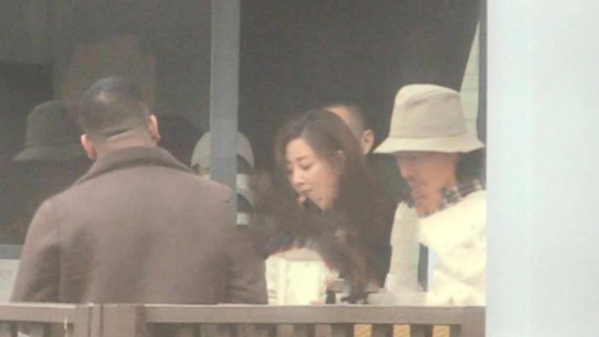 陈情令|殷桃美貌难藏，42岁仍有男粉追求，她全程露笑配合合影