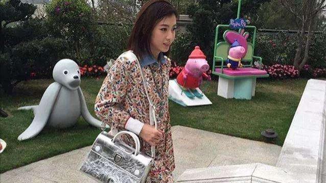 刘銮雄|腿上一条裤子20万，妻子买个包包花上百万，两人却没有捐钱给香港