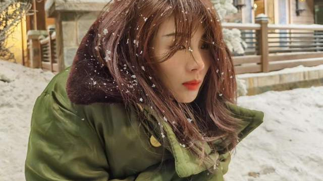 刘涛 刘涛穿军大衣雪地拍照，脚踩超细高跟扶树站不稳，拎两万包显阔气