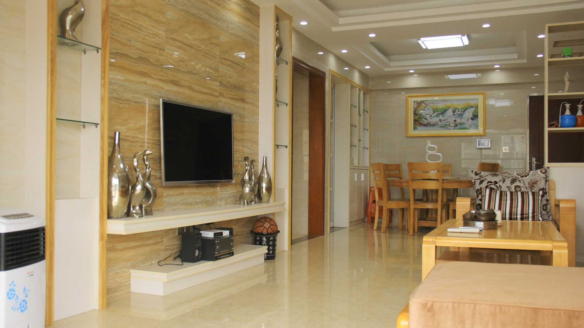 老婆不顾反对偏要全房贴瓷砖，装修好再配上家具 别提有多漂亮