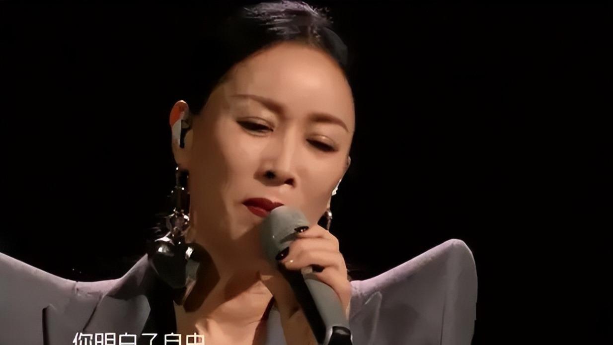 那英|那英摸到一手好牌，一高兴就想抽根烟，不料借打火机时说漏嘴