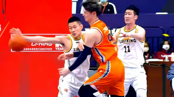 辽宁男篮|开赛第2天！CBA再次上演垫脚，李春江粗口吃T，赵继伟犯致命失误
