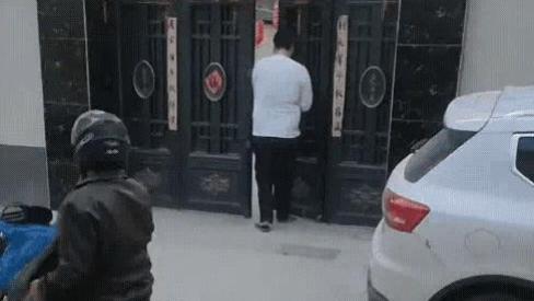 |订婚11天后，朱小伟被拍夜不归宿，身形摇晃疑喝醉，网友：出息了