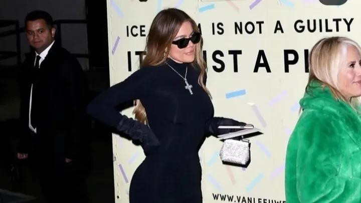 凯莉·詹娜身穿露肩乳胶长裙参加生日晚宴，展示了性感迷人的身材