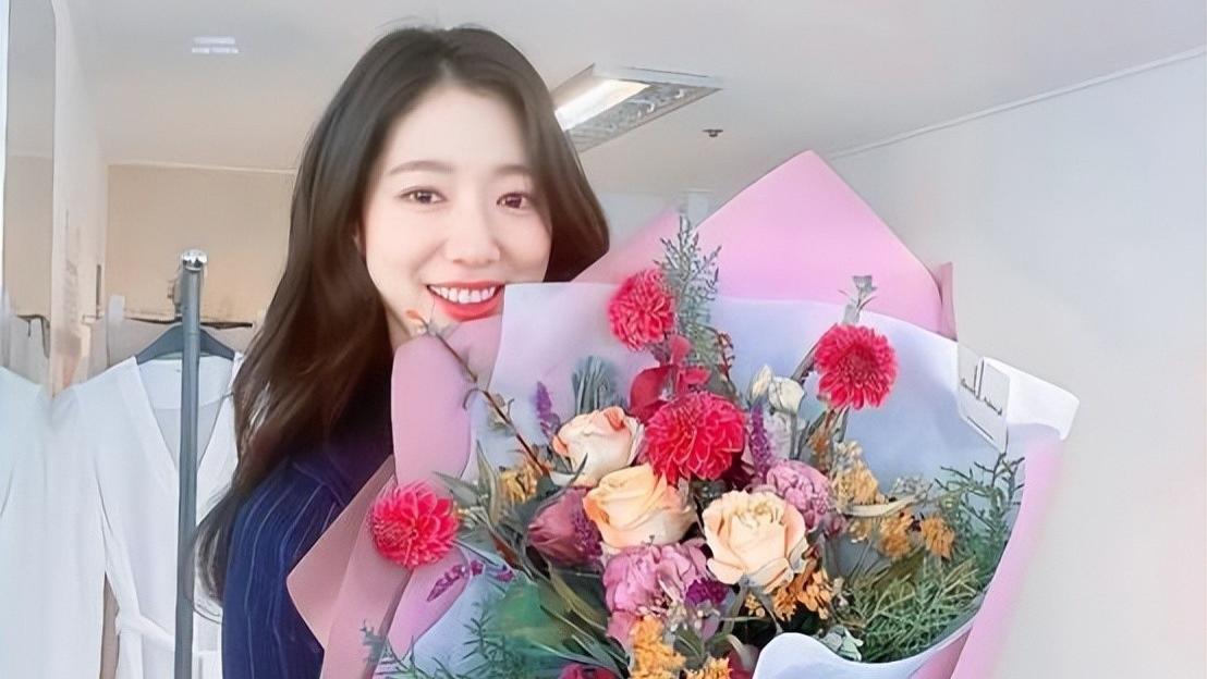 朴信惠|恭喜！32岁“国民女神”朴信惠顺利产子，老公崔泰俊全程陪伴左右