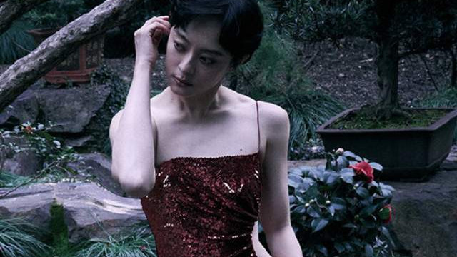 孙俪|39岁孙俪新造型太性感！穿紧身吊带秀身姿，腰部镂空皮肤白到发光