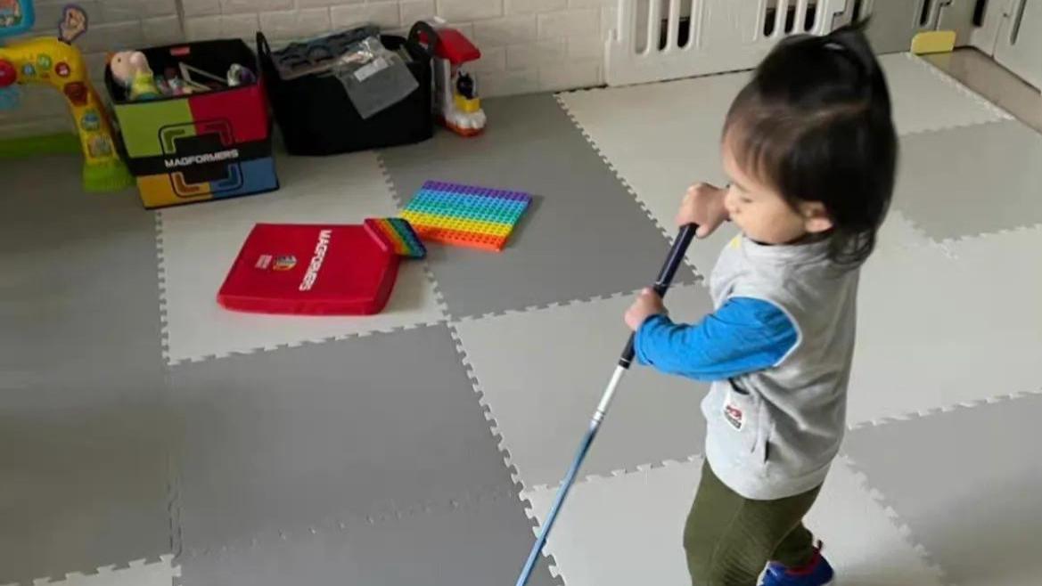 应采儿|应采儿爸爸晒小外孙萌照，hoho头上扎小啾啾打高尔夫球，软萌可爱