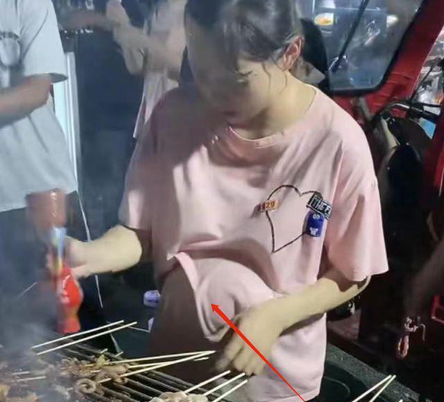 女子怀孕8个月,汗流浃背摆摊卖烧烤,网友:这是嫁给爱情的下场