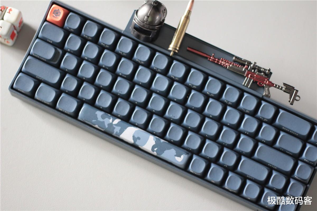 华为荣耀|轻巧便携复古设计,游戏办公两不误,洛斐小翘68三模机械键盘测评