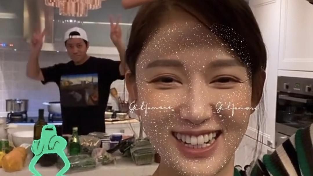 陈乔恩|陈乔恩偷拍男友下厨，Alan配合卖萌逗她开心，甜蜜不输已婚夫妻