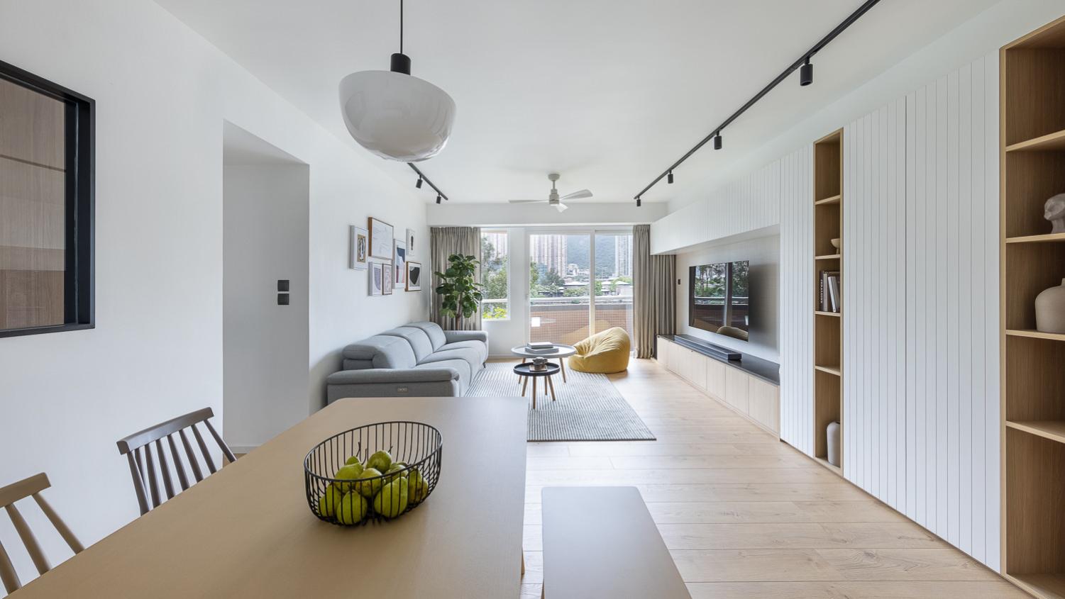 110㎡2室2卫带大横厅，玄关柜和电视柜相连，客餐一体看着清爽万分